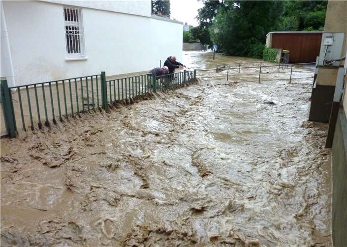 Starkregenereignisse häufen sich in den letzten Jahren auffällig; sie dürften Zeichen des Klimawandels sein. Hier der Mehlemer Bach in Mehlem, der mit den die Unwetterfluten aus Wachtberg noch bis vor kurzem zu extremen Überschwemmungen führte.