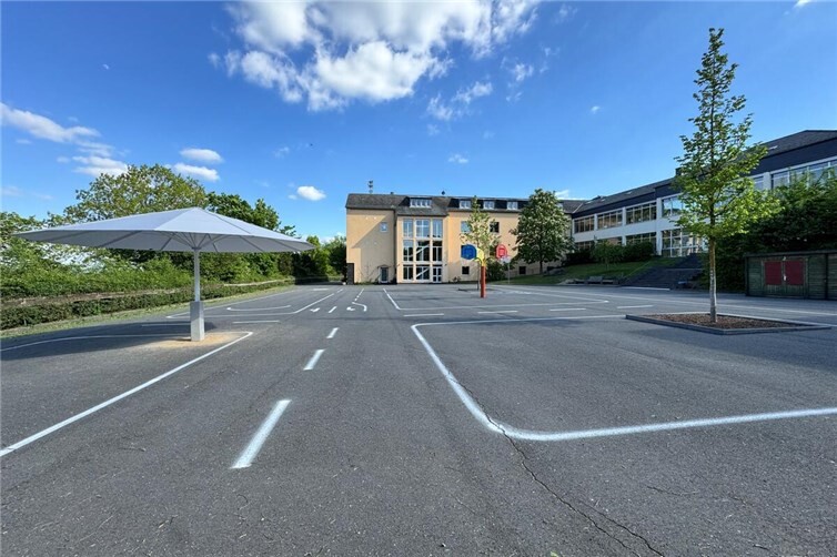 Starkwindsonnenschirme – wie hier an der Grundschule Pfarrer Bechtel in Mendig – wurden bereits installiert, um Folgen des Klimawandels abzufedern und für eine wetterfeste Beschattung zu sorgen. 