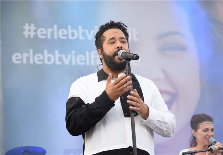 Stars wie Adel Tawil füllten die Plätze mit zigtausend vor allem jungen Zuhörern.