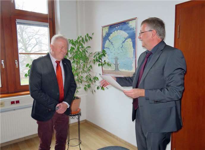 Start: Schiedsmann Richard Hubers (links) bei seiner Ernennung.