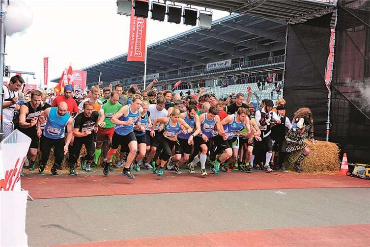 Start der 10.500 Extremläufer beim 3. StrongmanRun auf dem Nürburgring in der Mitte mit der Start-Nr. 23 die spätere Siegerin Friederike Feil, rechts mit der Start-Nr. 1 Topfavorit Knut Höhler. BURG