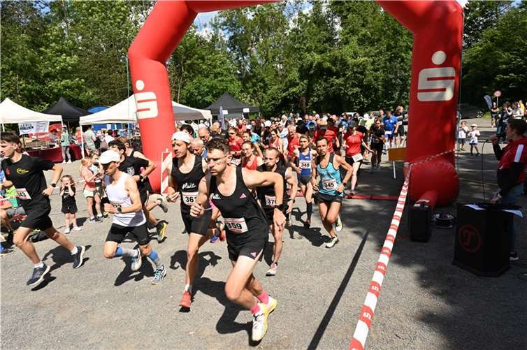Start der 80 Teilnehmer des 10 km-Laufs.  Foto: privat
