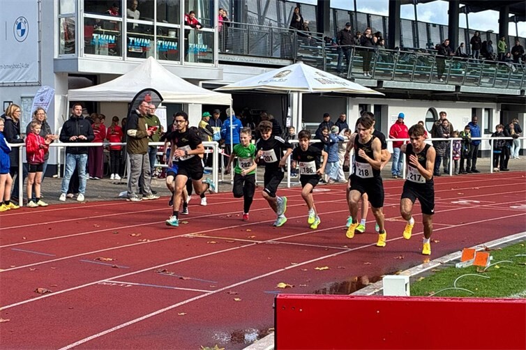 Start der 800m beim Bahnabschluss
