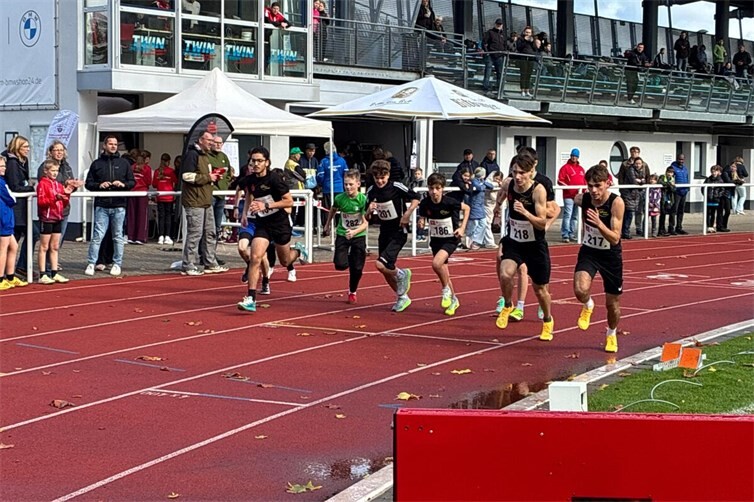 Start der 800m beim Bahnabschluss.