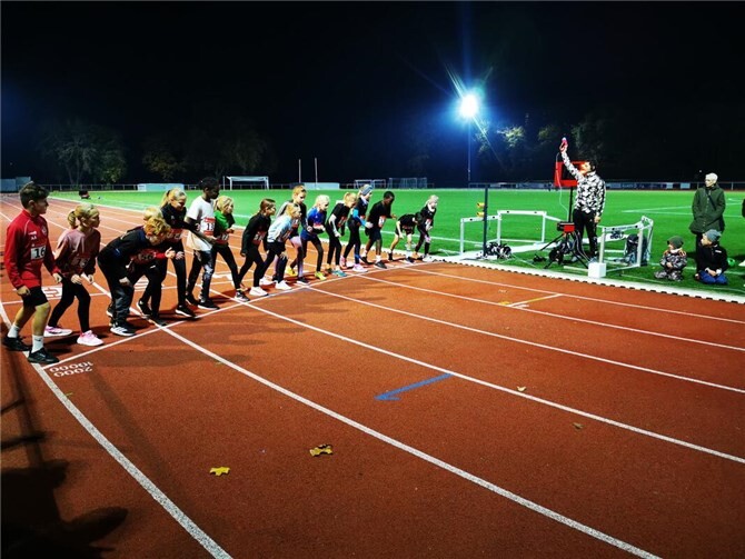 Start der 800m unter Flutlichtbedingungen beim Bahnabschluss im Apollinarisstadion. Foto: privat
