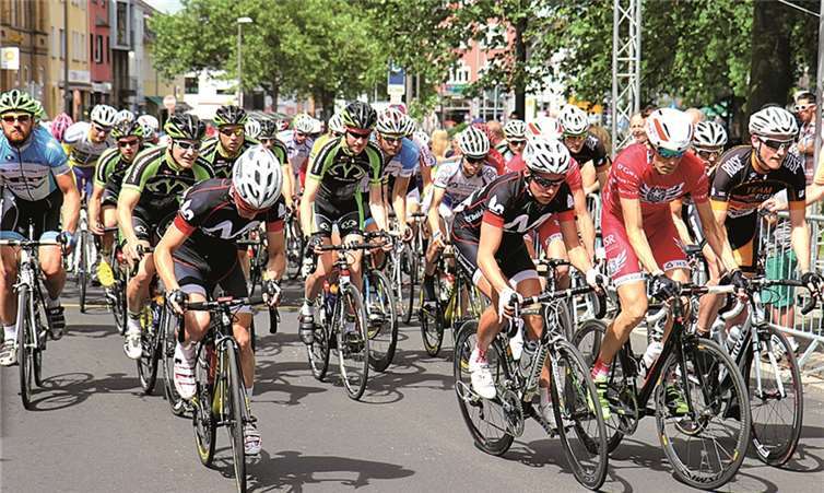 Start der Männer, Klasse A/B, zum 30. „Rund in Rheinbach“ auf der Martinstraße.STEIN