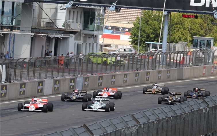 Start der Rennwagen der ehemaligen Formel 1 der Jahre 1966 – 1985. Zweiter linke Seite der spätere Sieger Marco Werner. Foto: Klaus Ridder