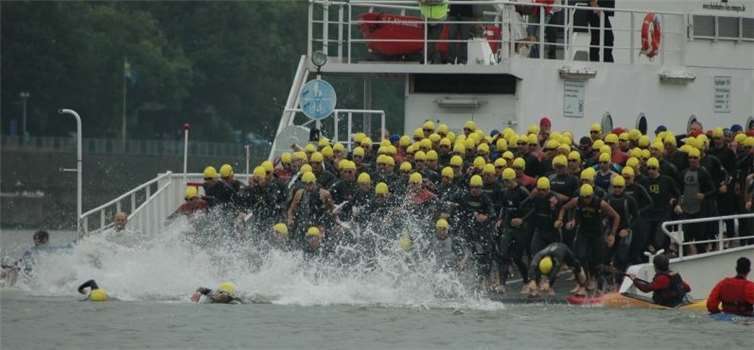 Start der Schwimmer von der Rhein-Fähre.Foto: privat