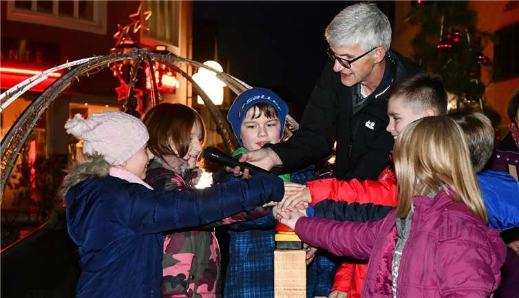 Start der „Sternenzauber“ Weihnachtsbeleuchtung am Sinziger Marktplatz. Fotos: RASCH