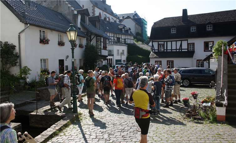 AhrSteig ERLEBEN war ein voller Erfolg Start der geführten Wanderung in Blankenheim.