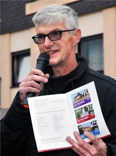 Start der neuen Weihnachtsbeleuchtung verkündete Reiner Friedsam, daß die Sinziger Geschenkgutscheine ab sofort verfügbar sind.privat