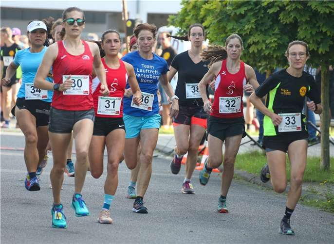 Start der schnellsten Frauen: Erste Adele Blaise-Sohnius (30), Zweite Joanna Tallmann (31) und Dritte Franziska Schneider (33).  Foto: eventfotografie24/Thorsten Holler