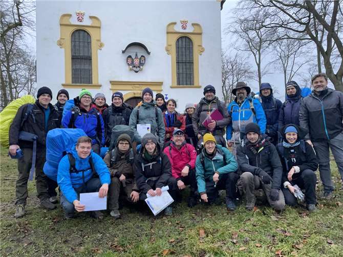 Start der sieben Roverguppen zur zweiten Tagesetappe an der Marienkapelle auf dem Karmelenberg. Fotos: privat