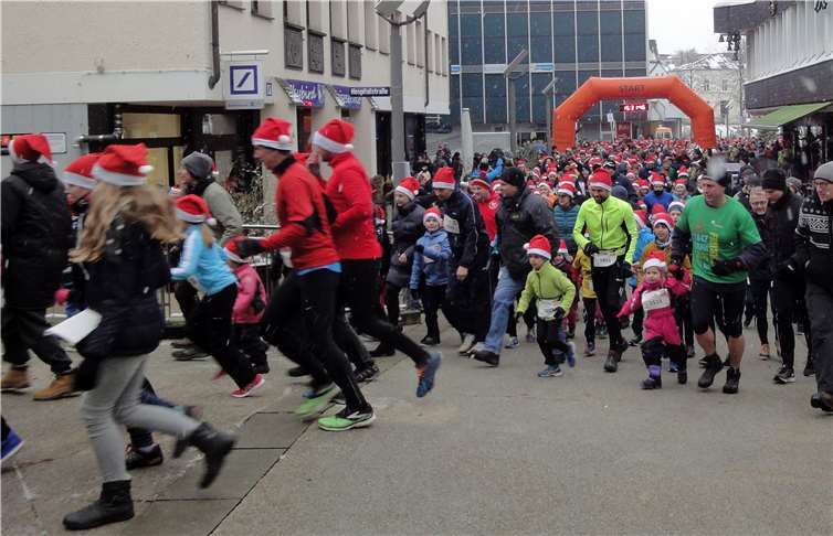 Start der vielen jungen Läufer mit Ihren Begleiternum Punkt 15.30 Uhr auf dem Konrad-Adenauer-Platz. Fotos: MIH