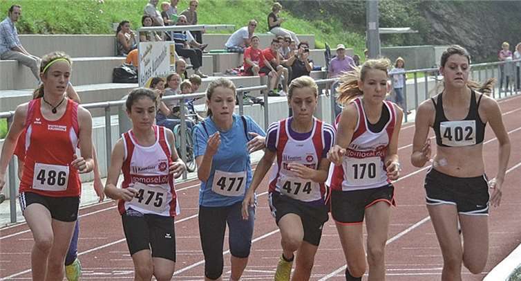 Start der weiblichen Jugend über 800 m bei den Cochemia Bahnwettbewerben. privat
