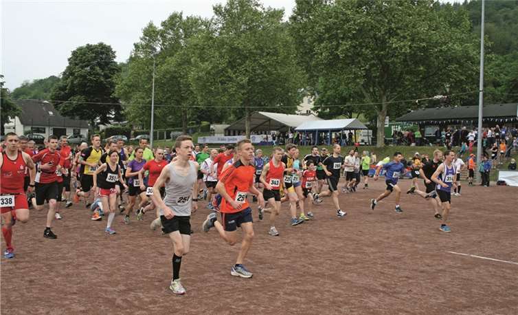 Start des 10-km-Laufes im Jahr 2014 auf dem Westumer Sportplatz.privat