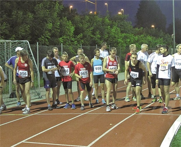Start des 3000-Meter-Laufs bei Flutlicht um 20:15 Uhr. privat