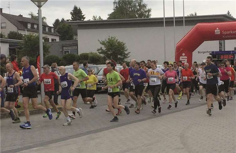 Start des 6 km Jedermann-Laufes und des 10 km Hauptlaufes.privat