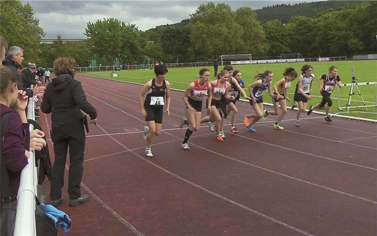 Start des 800-m-Laufes - auf der Innenbahn die spätere Siegerin Daria Schiefelbein, Startnummer 15. privat