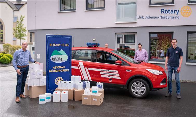 Start des Hilfstransports Mitte April in Adenau, v.l.n.r.: Stadtbürgermeister Arnold Hoffmann, Wehrleiter Dieter Merten, Dirk Lenzen (Rotary-Club), Martin Krämer und Alex Krämer (im Fahrzeug). Foto: Rotary Club Adenau-Nürburgring