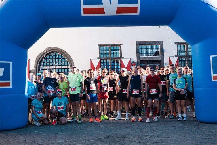 Start des Run 50 beim Rheinhöhenlauf 2026 vor dem Rathaus der Stadt Linz