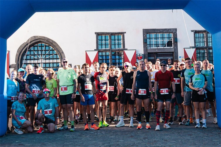 Start des Run 50 beim Rheinhöhenlauf 2026 vor dem Rathaus der Stadt Linz