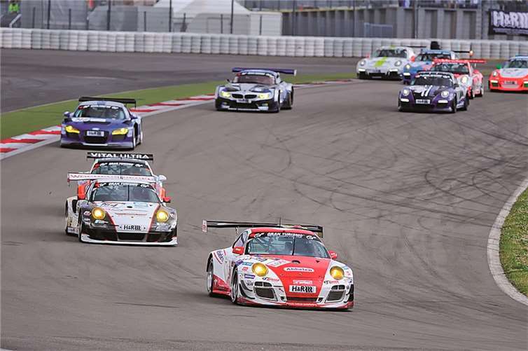 Start des dritten Laufes zur VLN Langstreckenmeisterschaft, an der Spitze der Porsche 997 GT3R von Frikadelli Racing. BURG