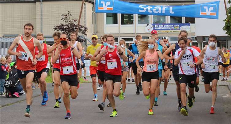 Start des ersten Blocks. Erst nach dem Start durften die Mund-Nasen-Schutzmasken abgenommen werden. Foto: VfL Waldbreitbach