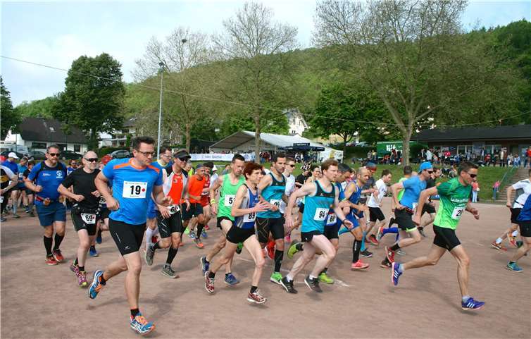 Start des letztjährigen Halbmarathon auf dem Westumer Sportplatz.privat