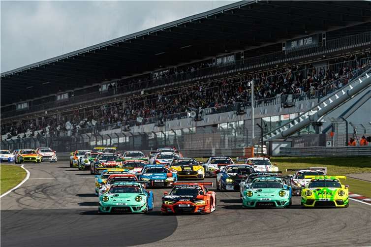 Start frei für die Nürburgring Langstrecken-Serie 2022.  Foto: Gruppe C Photography/VLN