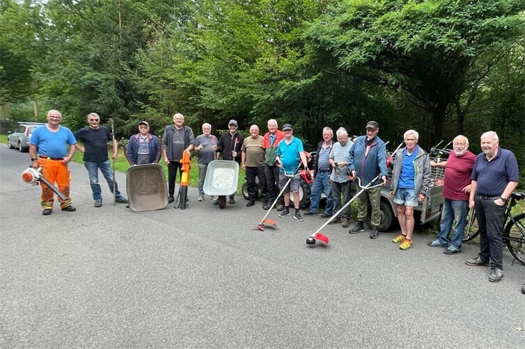 Start für den Arbeitseinsatz der Roßbacher Rentner war wieder der Waldfriedhof, bevor man in zwei Gruppen die Arbeit aufnahm.