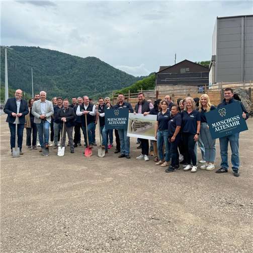 Start für ein Leuchtturmprojekt im Ahrtal: Vertreter der Genossenschaft setzen den ersten Spatenstich. Foto: privat