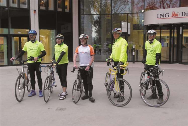 Start in Frankfurt: (V.l.) Robert Schopp, Ditmar Höfer, Alfred Höfer, Gerhard Kessler und Günter Wolf.  privat