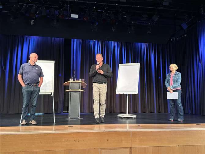 Start ins Gedächtnistraining (von links): Gedächtnistrainer Gregor Staub, Jörg Lempertz, Bürgermeister VG Mendig, und Rose Merfels.  Foto: Stefan Pauly/VG-Verwaltung Mendig