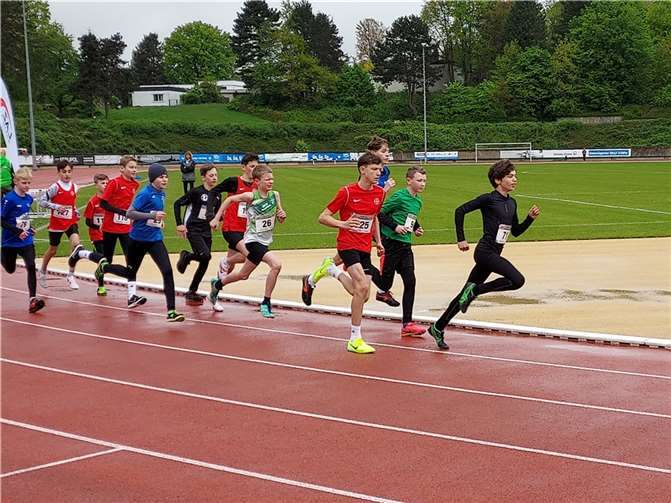 Start zum 2000-Meter-Lauf der M12/13: Benjamin Groß (Startnummer 26, im grün-weißen Trikot des LAV 23) wird als Erster seiner Altersklasse M12 in Ziel laufen – mit mehr als einer halben Minute Vorsprung!  Foto: F. Hahn