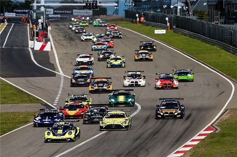 Start zum 3 Std.-Rennen der Fanatec GT World Challenge Europe Nürburgring.  Foto: Credit SRO