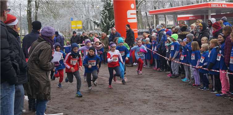 Start zum 610 m-Lauf mit dem Sieger Luca Dietz mit der Nummer 378.Privat