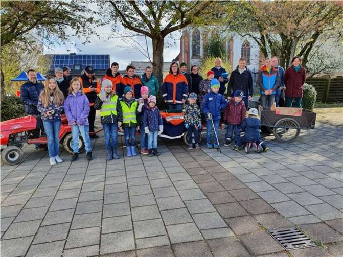 Start zum Dreck-Weg-Tag Oedingens. Viele Teilnehmer versammelten sich in der Ortsmitte. Mit dabei N. Follmann mit Traktor und selbst gebastelten Anhängern. Foto: privat