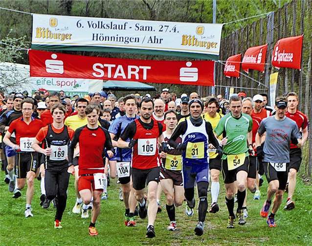 Start zum Hauptlauf: Die späteren Sieger über zehn Kilometer, Jan Kolberg (Startnummer 110), und 16 Kilometer, Frank Apfelbaum (Startnummer 31), sind von Anfang an ganz vorne mit dabei. privat