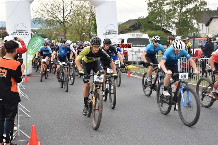 Start zum Hauptrennen auf der 60 km langen Strecke rund um den Laacher See.