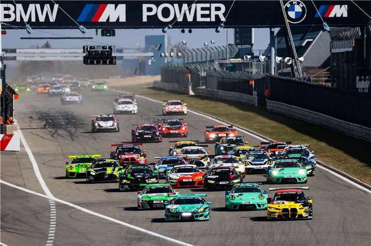 Start zum Rennen der Nürburgring Langstrecken-Serie 2022.  Foto: Jan Brucke/VLN