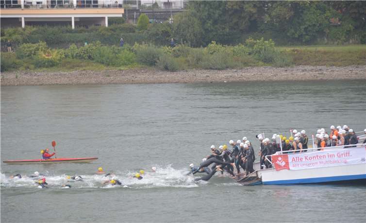 Start zum Rhein-Ahr-Triathlon an der Fährrampe in Kripp. Fotos: AB