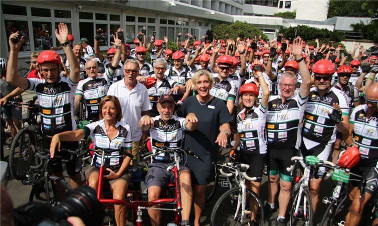 Start zur 23. Vor-Tour der Hoffnung vor dem Dorint Hotel & Resort in Biersdorf am See mit MP Malu Dreyer (rechts daneben ihr Mann Klaus Jensen).privat