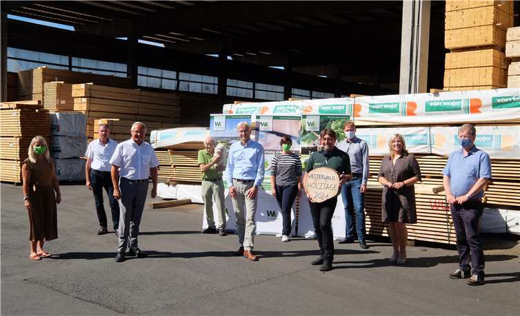 Start zur Vorbereitung der Westerwälder Holztage 2021 (v.l.n.r.): Sandra Köster, Vorständin Wir Westerwälder, Michael Sterr, Wirtschaftsforum VG Rengsdorf-Waldbreitbach e.V., Landrat Achim Hallerbach, Ignatz van Roje, van Roje GmbH, Geschäftsführer Oliver Mühmel, van Roje GmbH, Katharina Schlag, Wirtschaftsförderungsgesellschaft Westerwaldkreis, Gerhard Willms, Forstamt Dierdorf, Lars Kober, Wirtschaftsförderung Kreis Altenkirchen, Anja Hoffmann, Wirtschaftsförderung Kreis Neuwied, und Hannsjörg Pohlmeyer, Holzcluster Rheinland-Pfalz.