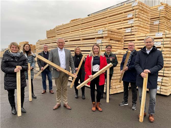 Start zur Vorbereitung der Westerwälder Holztage 2022 (v.l.n.r.): Sandra Köster/ Vorständin Wir WesterwälderMona Müller, Head Marketing GmbH Christian Robenek, 1. Beigeordneter der VG Rengsdorf- WaldbreitbachAchim Hallerbach / Landrat Kreis Neuwied Anja Hoffmann, Wirtschaftsförderung Kreis Neuwied.Kristina Janke Bruch / Marketing van Roje GmbH, Gerhard Willms/ Forstamt Dierdorf, Bernd Hermann,Head Marketing GmbH, Oliver Mühmel / Geschäftsführer van Roje GmbH.