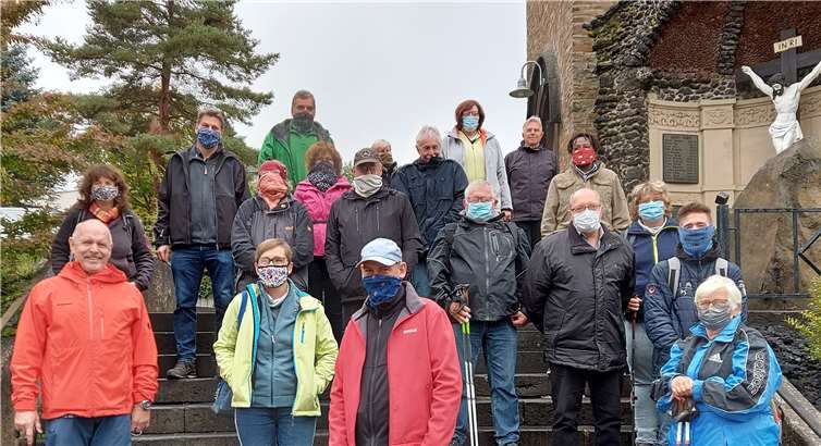 Start zur Wanderung auf der Treppe zur Pfarrkirche St. Bartholomäus in Boos. Foto: Axel Holz