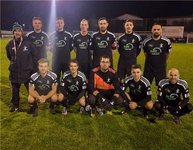 Startelf (3.) der SG Mendig Bell mit Trainer Marco Zedda. Foto: privat