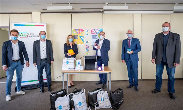 Starten jetzt gemeinsam im Kreis die Aktion „Händewaschen - Na Klar!“ (v.l.): Koordinator Corona Fabian Schneider, Abteilungsleiter Lars Leyendecker, Fachbereichsleiterin Siglinde Hornbach-Beckers, Landrat Dr. Jürgen Pföhler, Geschäftsführer der Unfallkasse Rheinland-Pfalz Manfred Breitbach und der Leiter des Gesundheitsamtes Dr. Stefan Voss. Fotos: Fotos: Kreisverwaltung/Bernhard Risse