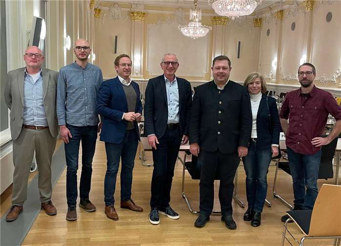 Starteten eine neue Kooperation: (v.l.) Andreas Lambeck (Geschäftsführer ABMG), Tobias Wolf (Tourismuschef Bodenmais), Peter Ropertz (Aufsichtsratsvorsitzender ABMG), Bürgermeister Guido Orthen, Michael Adam (Bürgermeister Bodenmais), Evi Reif und Matthias Achatz (beide Reif Systemtechnik). Foto:Andreas Lambeck