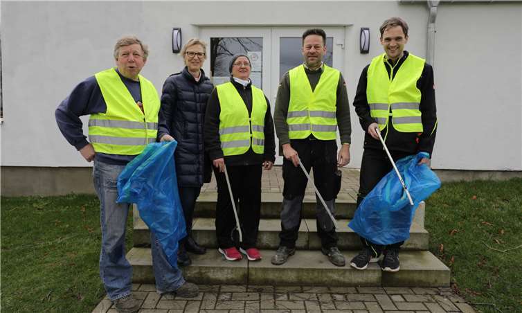 Starteten zum Müllaerobic, dem alljährlichen Werthhovener Spaziergang mit Müll-Greifzange (v.l.): Hans-Willi Schneider, Doris Arenz, Valeria Ladi, Manfred Schmid und Markus Blum.Fotos: CEW